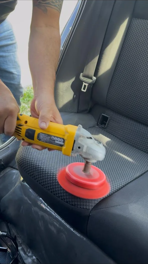 Escovação técnica com politriz rotativa em assento de carro